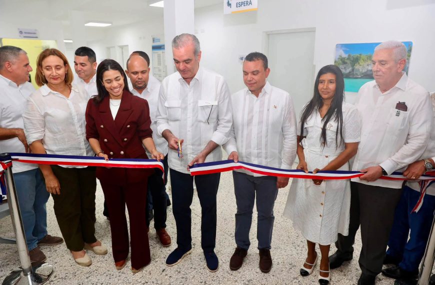 Presidente Luis Abinader entrega remozado Hospital Municipal de Guayub&iacute;n